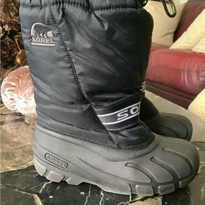 Sorel boys black/white winter snow boots size 4